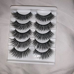 Eyelashes: false lashes